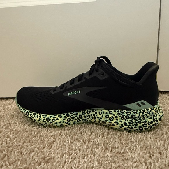 Brooks Running Shoes with Mint Leopard Midsole - Size 7 - Picture 2 of 5